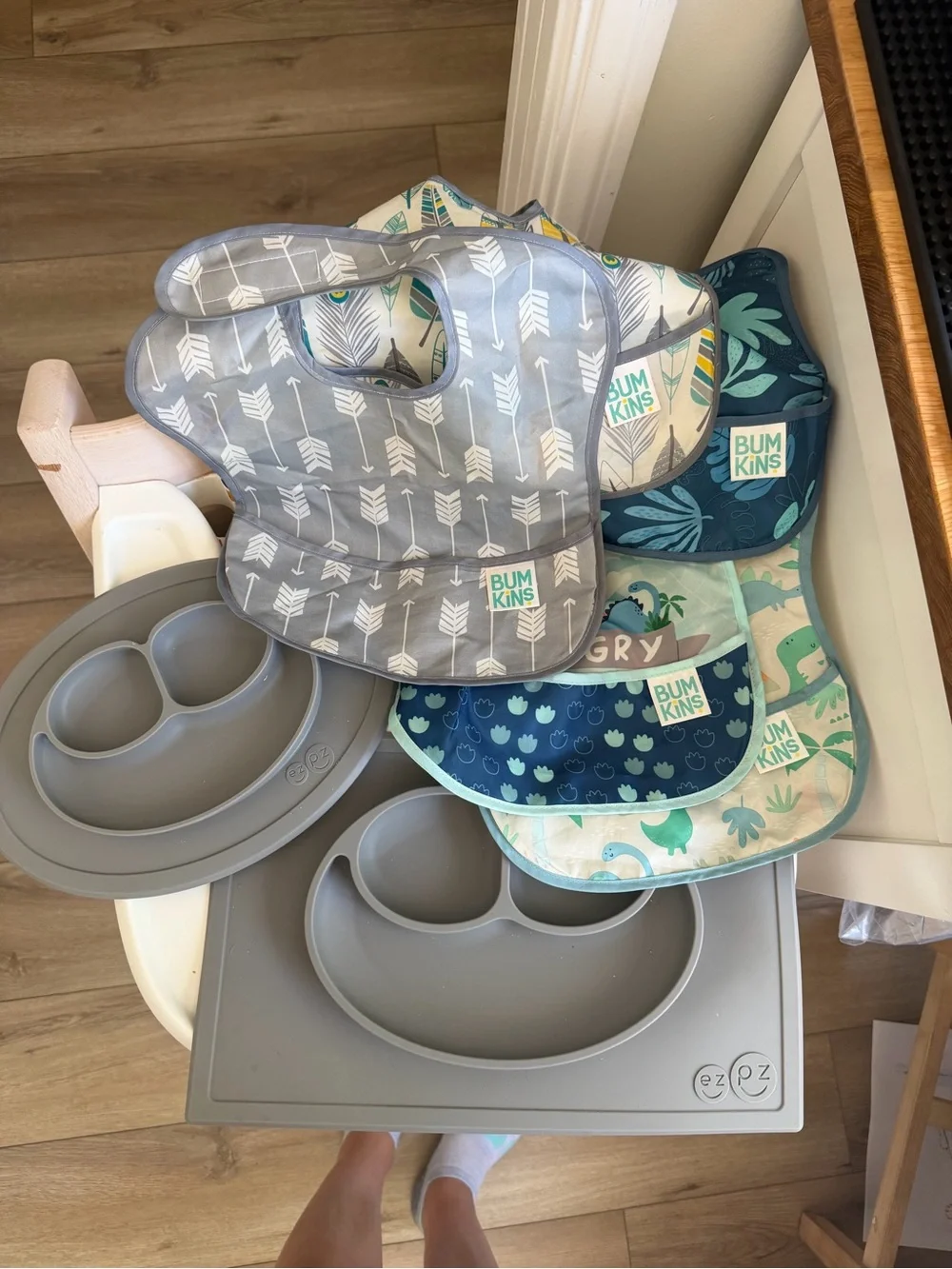 Bumkins Gray Arrow Waterproof Bib with Multi-Pattern Set